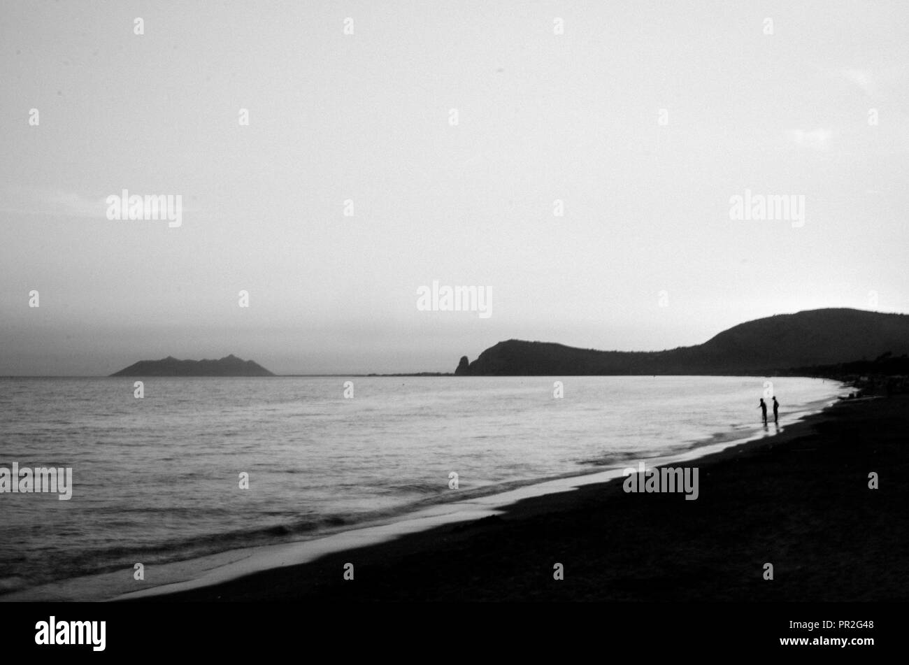 Sonnenuntergang in Fondi (LT), Italien. Am Strand. Menschen heraus zu hängen. Paar in Schwarz & Weiß Stockfoto