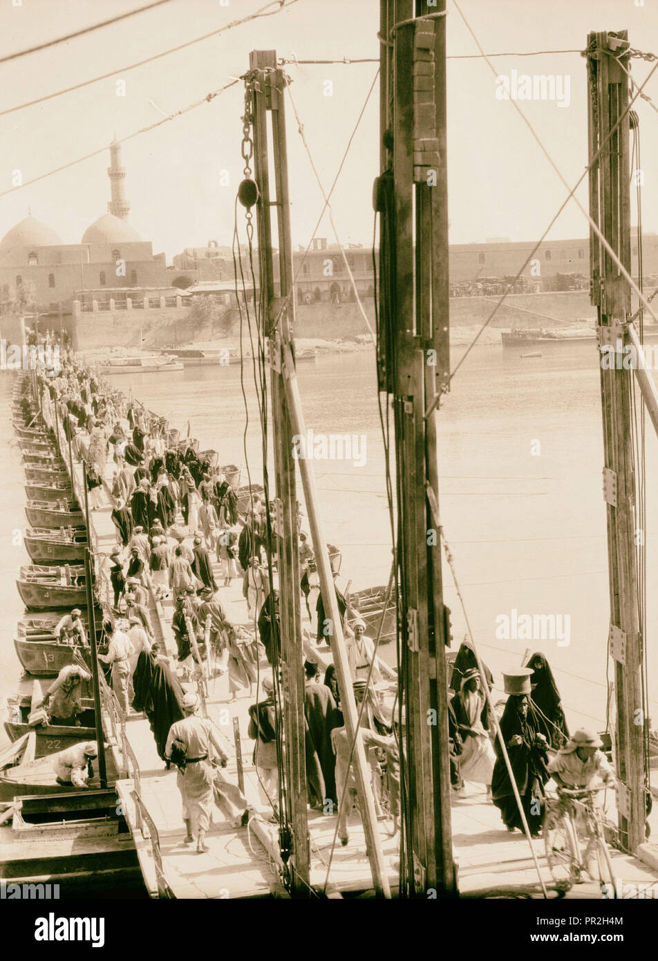 Irak. (Mesopotamien). Bagdad. Ansichten, Straßenszenen, und Typen. Die Katah Brücke. Über den Tigris auf der Suche n. 1932, Irak Stockfoto