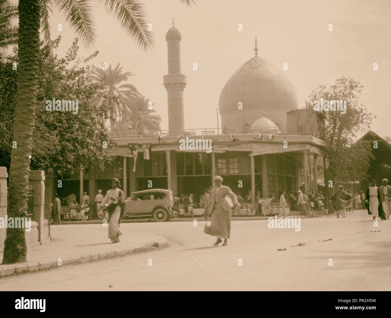 Irak. (Mesopotamien). Bagdad. Ansichten, Straßenszenen, und Typen. Street Scene mit Midan Moschee in Abstand. 1932, Irak, Bagdad Stockfoto