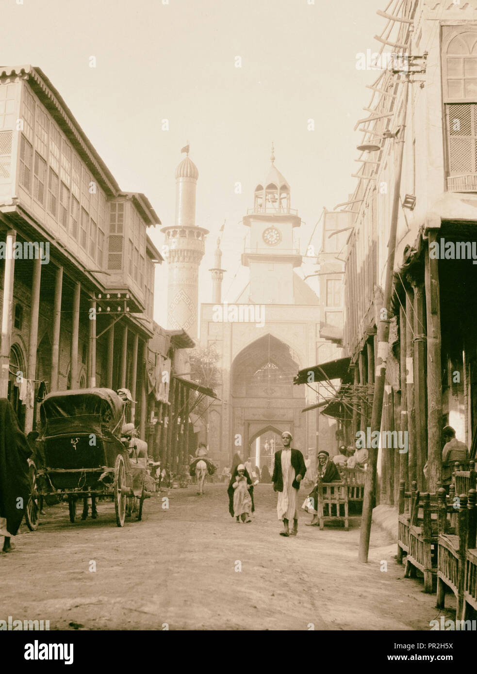 Irak. Kerbela. Zweite heilige Stadt der schiitischen Muslime. Eingang zur Großen Moschee. 1932, Irak, Karbalāʾ Stockfoto