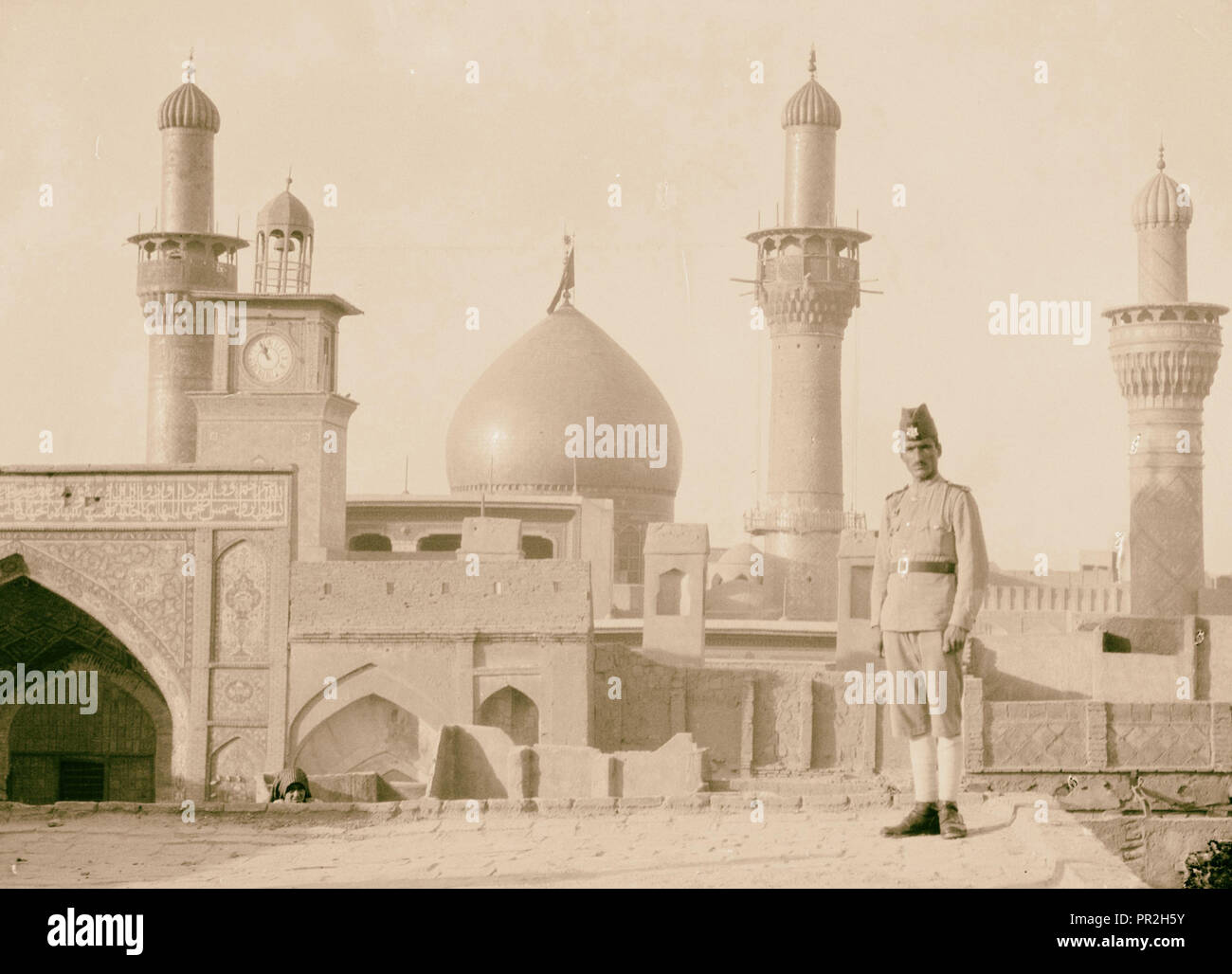 Irak. Kerbela. Zweite heilige Stadt der schiitischen Muslime. Die große Moschee mit Kuppel und Minaretten, die mit Gold überzogen. 1932, Irak Stockfoto