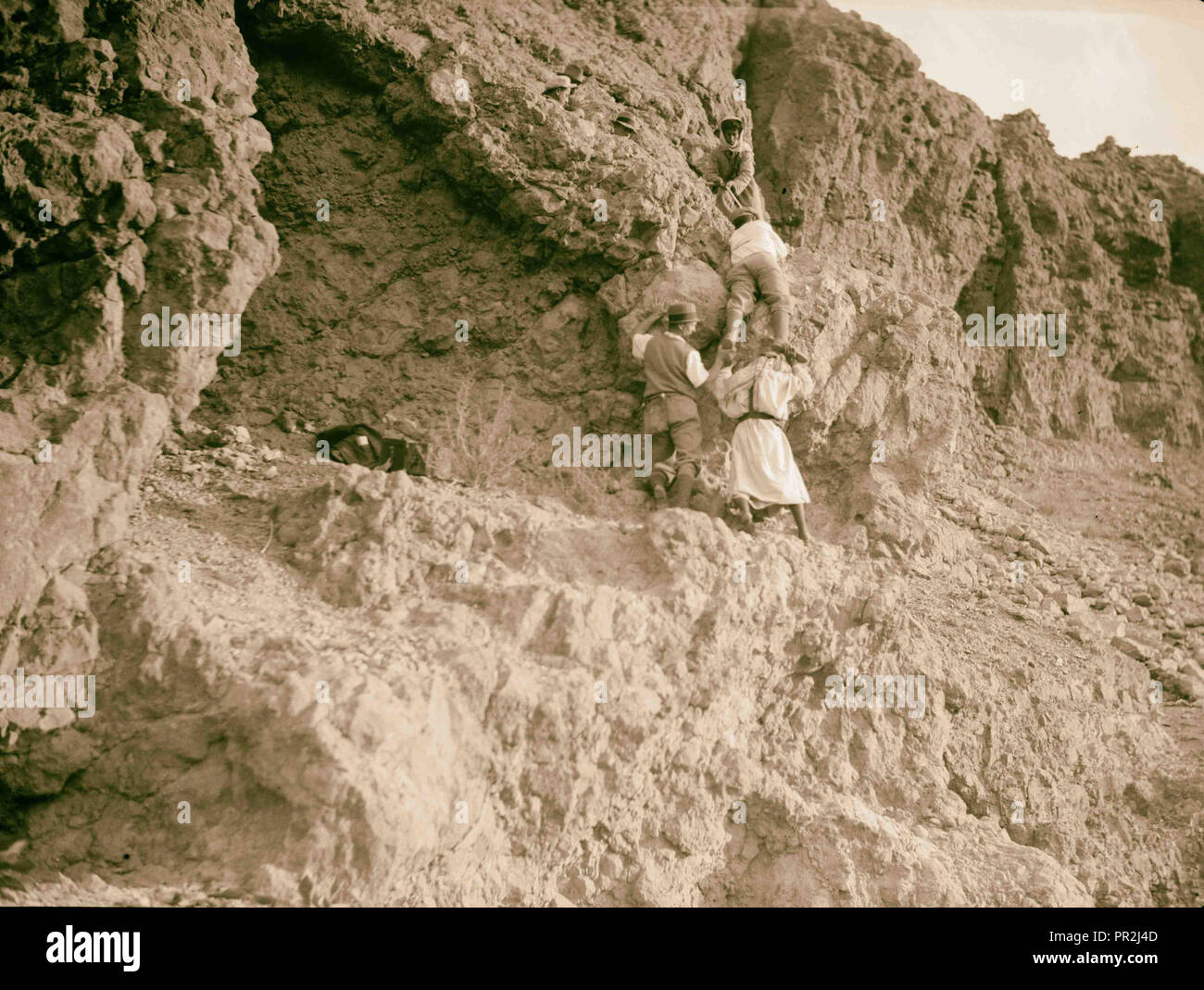 Motorboot Reise rund um das Tote Meer. Skalierung Masada der obersten Klippen. Der Aufstieg über die Rampe. 1920, Israel, Masada Site Stockfoto