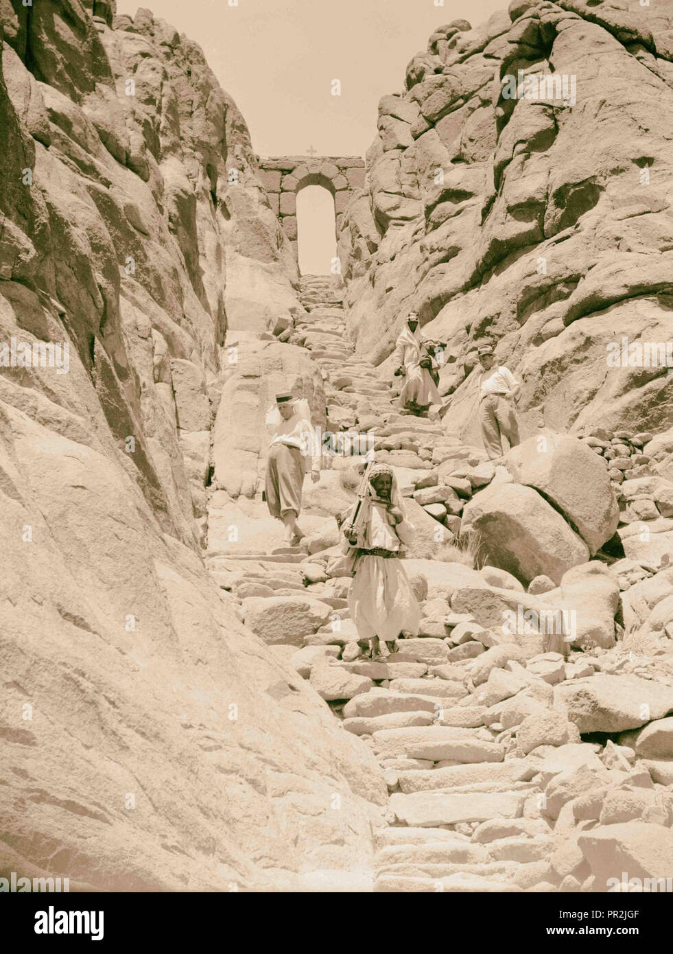 Auf den Sinai mit dem Auto. Schritte der Pilger und die wicket Gate. Abstieg vom Gebel Musa. 1920, Ägypten, Sinai Stockfoto