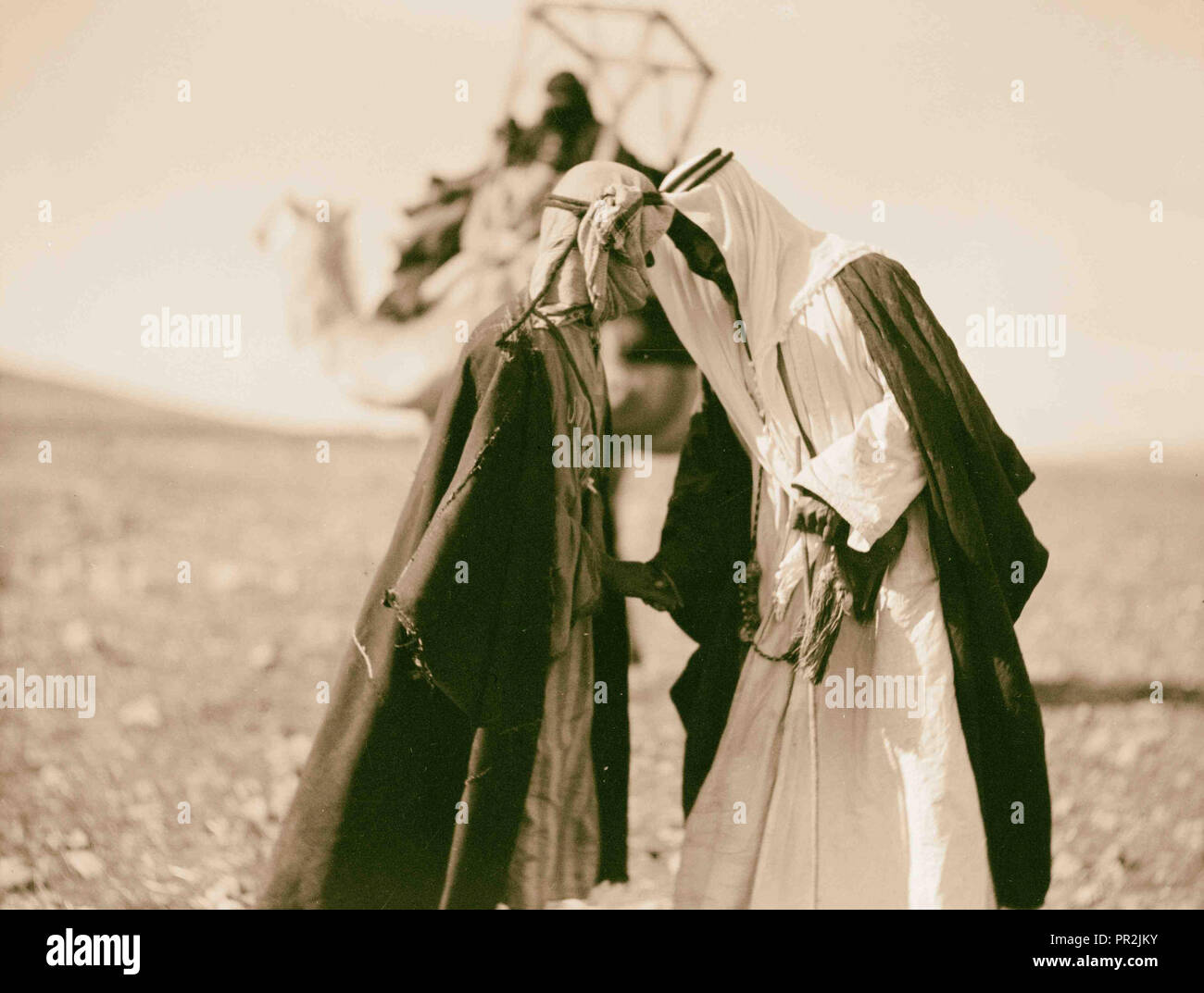 Beduinen leben in Trans-Jordan. Bedouin Gruß. Zwei Männer auf der Stirn zu berühren. Die üblichen Bedouin Anrede. 1920, Jordanien Stockfoto