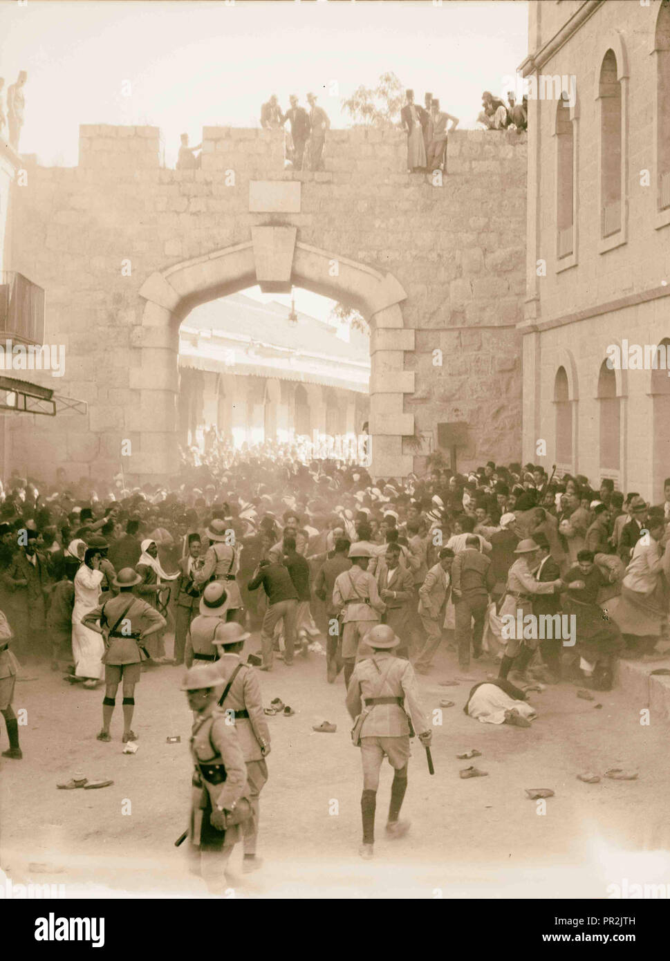 Arabische Demonstrationen am 13. und 27. Okt., 1933. In Jerusalem und Jaffa. Arabische Demonstration am Neuen Tor. Polizei cordon stoppen Stockfoto
