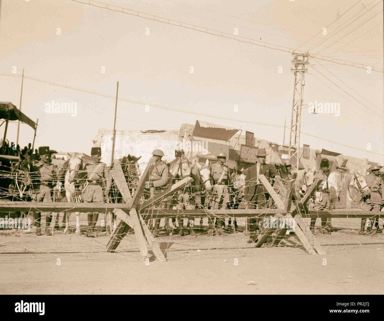 Arabische Demonstrationen am 13. und 27. Okt., 1933. In Jerusalem und Jaffa. Kabel Verstrickungen auf der Jaffa entfernt. Polizei Vorbereitung Stockfoto