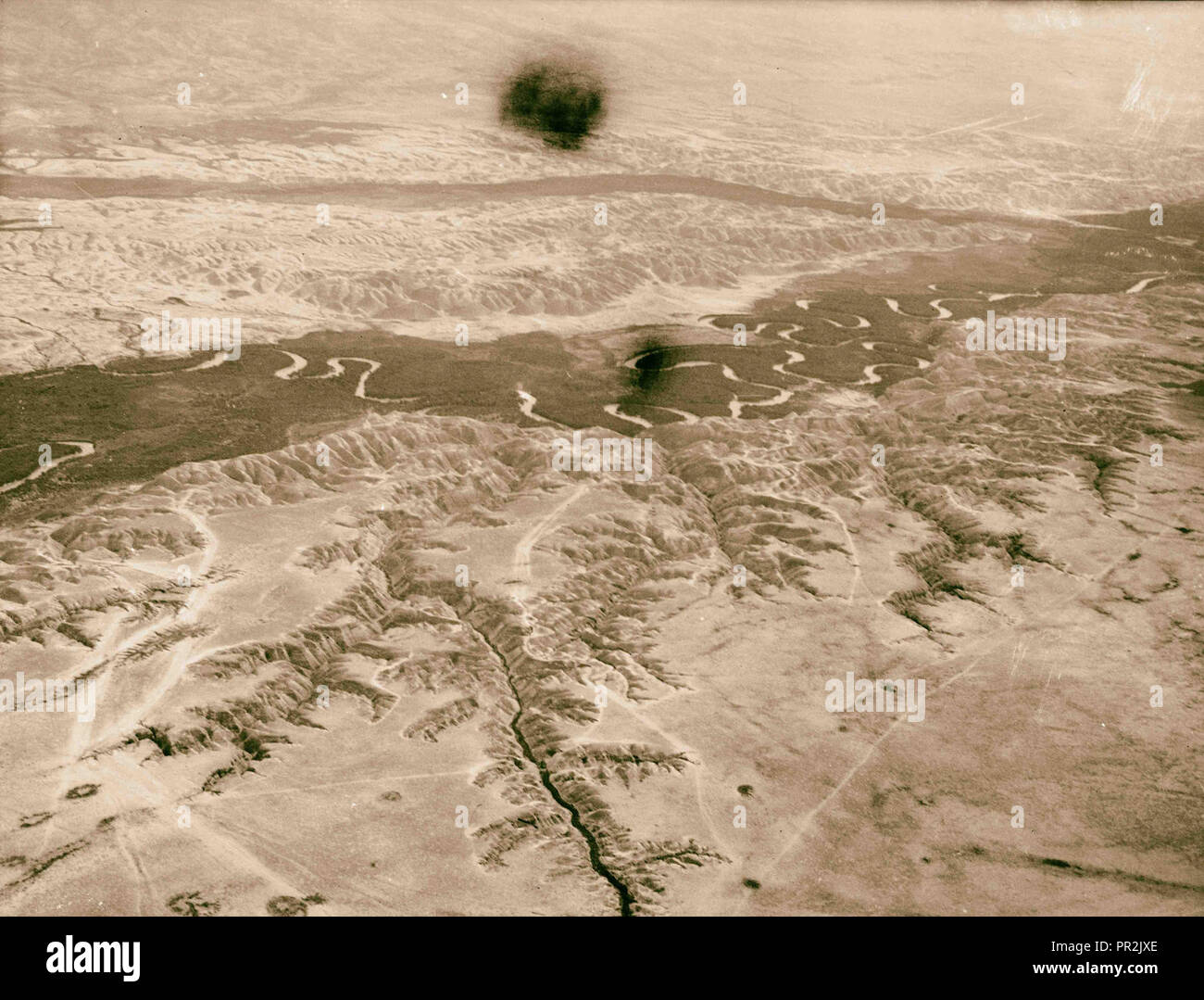 Luft Ansichten von Palästina. Flying South über den Jordan Rift. Jordan's gewundenen Verlauf. Eine silberne Band beschreibt Kreise und Stockfoto