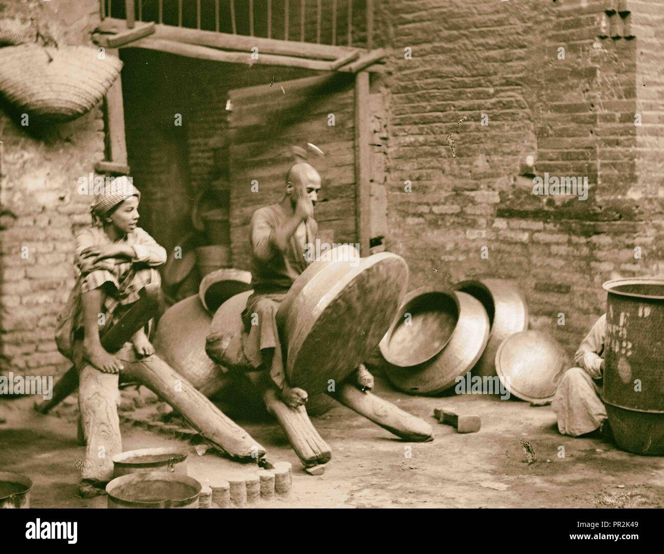 Irak. (Mesopotamien). Bagdad. Ansichten, Straßenszenen, und Typen. Kupfer Arbeitnehmer mit primitiven hölzerne Pferde Stockfoto