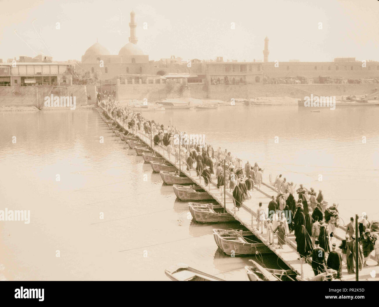 Irak. (Mesopotamien). Bagdad. Ansichten, Straßenszenen, und Typen. Die Katah Brücke. Über den Tigris, N. 1932, Irak Stockfoto