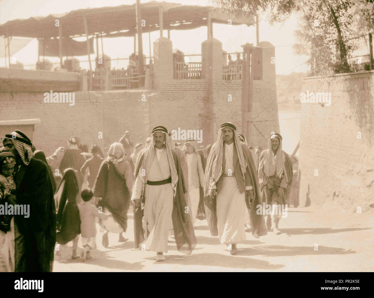 Irak. (Mesopotamien). Bagdad. Ansichten, Straßenszenen, und Typen. Irak Typen. Der Katah Brücke. 1932, Irak, Bagdad Stockfoto