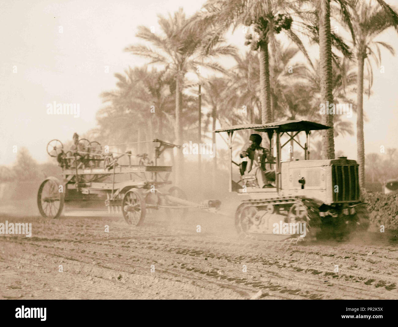 Irak. (Mesopotamien). Bagdad. Moderne Straßenbau Maschinen. Bei der Arbeit über die Erweiterung der Stadt Streeets. 1932, Irak, Bagdad Stockfoto