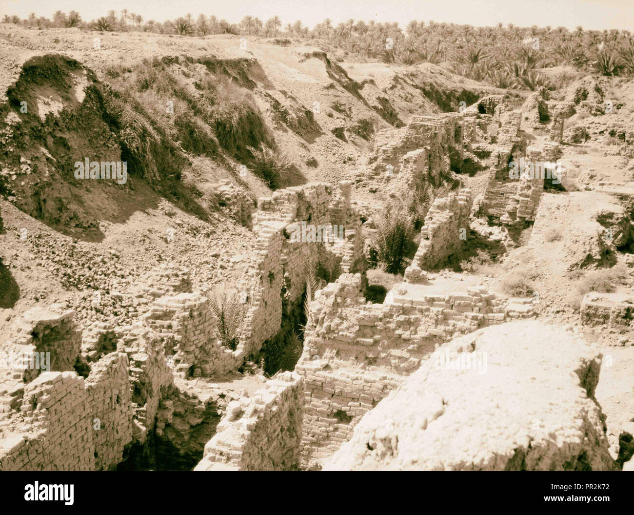 Irak. Babylon' der Große." Verschiedene Ansichten der bröckelnden Ruinen. Reste der Stadtmauer. 1932, Irak, Babylon, ausgestorbene Stadt Stockfoto