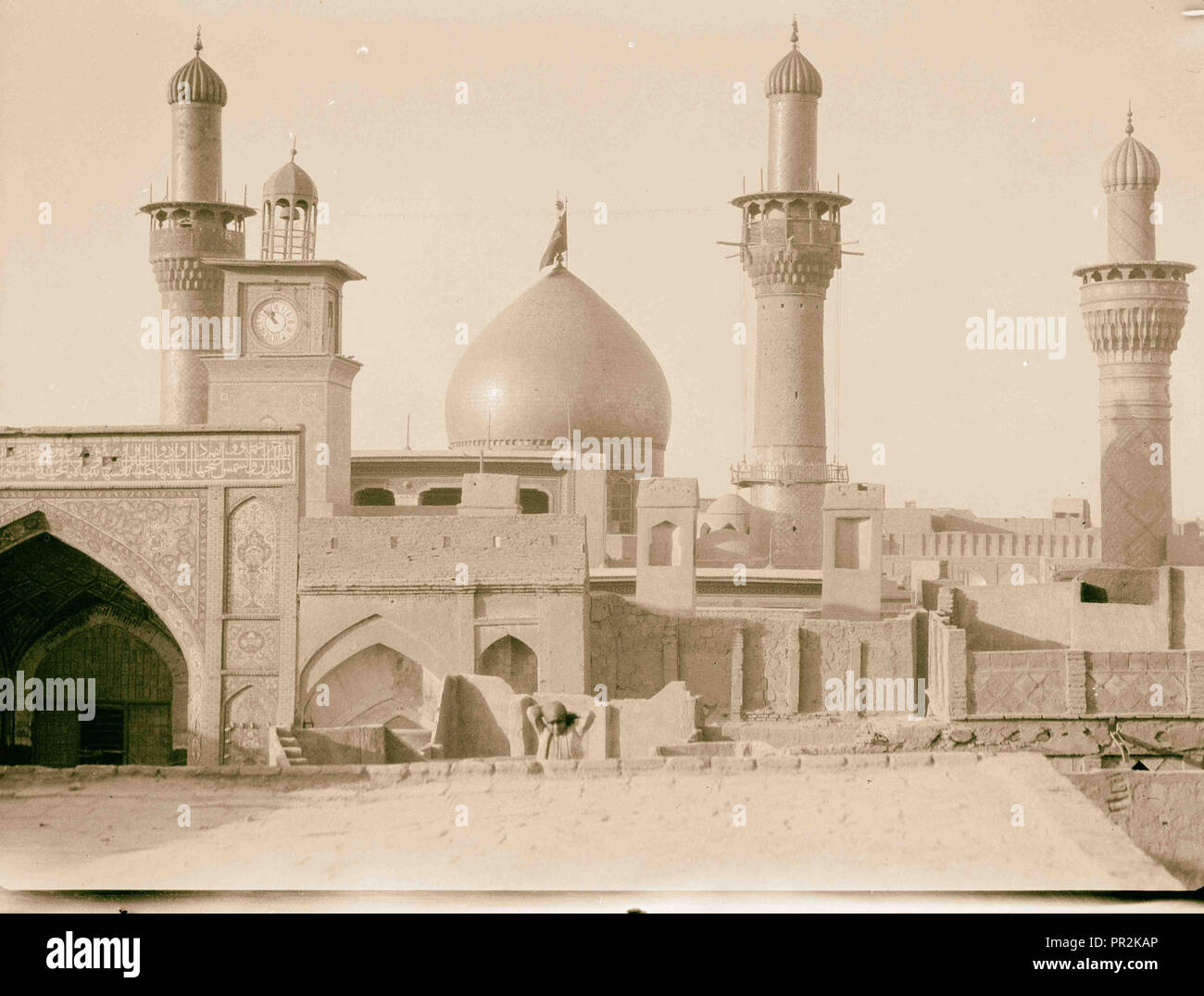 Irak. Kerbela. Zweite heilige Stadt der schiitischen Moslems [d.h. die Muslime]. Die große Moschee mit Kuppel und Minaretten überlagert mit Stockfoto