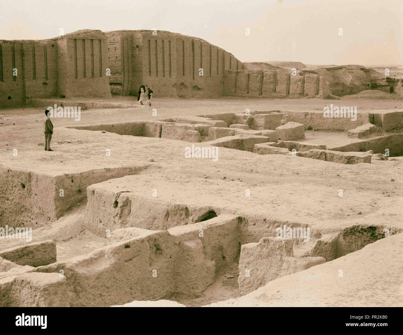 Irak. Kis. (Tel-Uhaimir). Die herrschende Stadt unmittelbar nach der Sintflut. Blick auf die Ruinen mit großen offenen Gerichte. 1932, Irak Stockfoto
