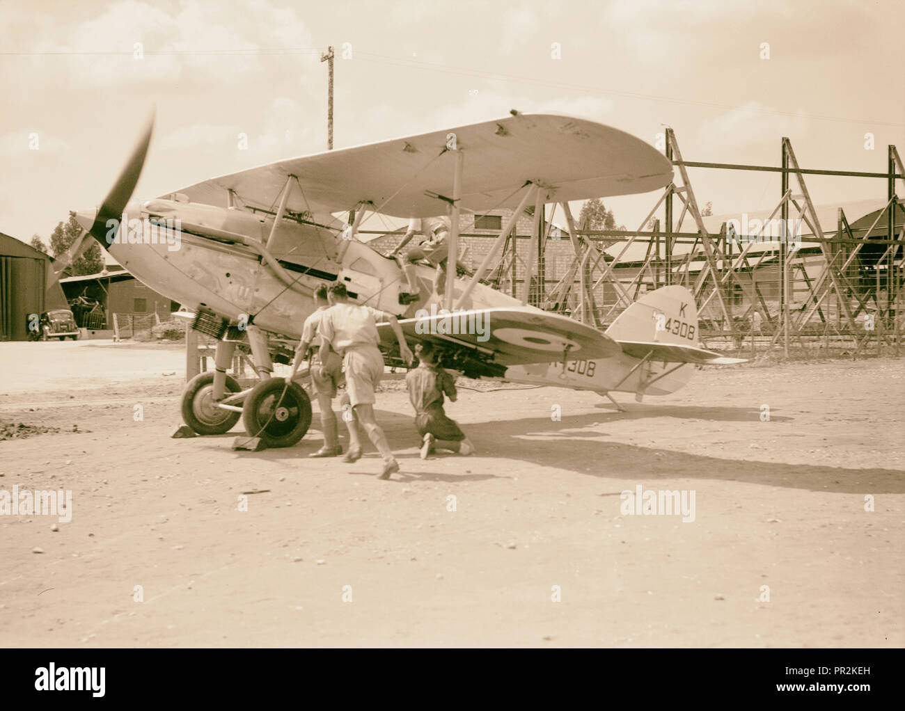 R.A.F. Aktivitäten. Stand mit dem Flugzeug Anfahren [Ramleh Flugplatz]. 1934, Israel, Ramlah Stockfoto