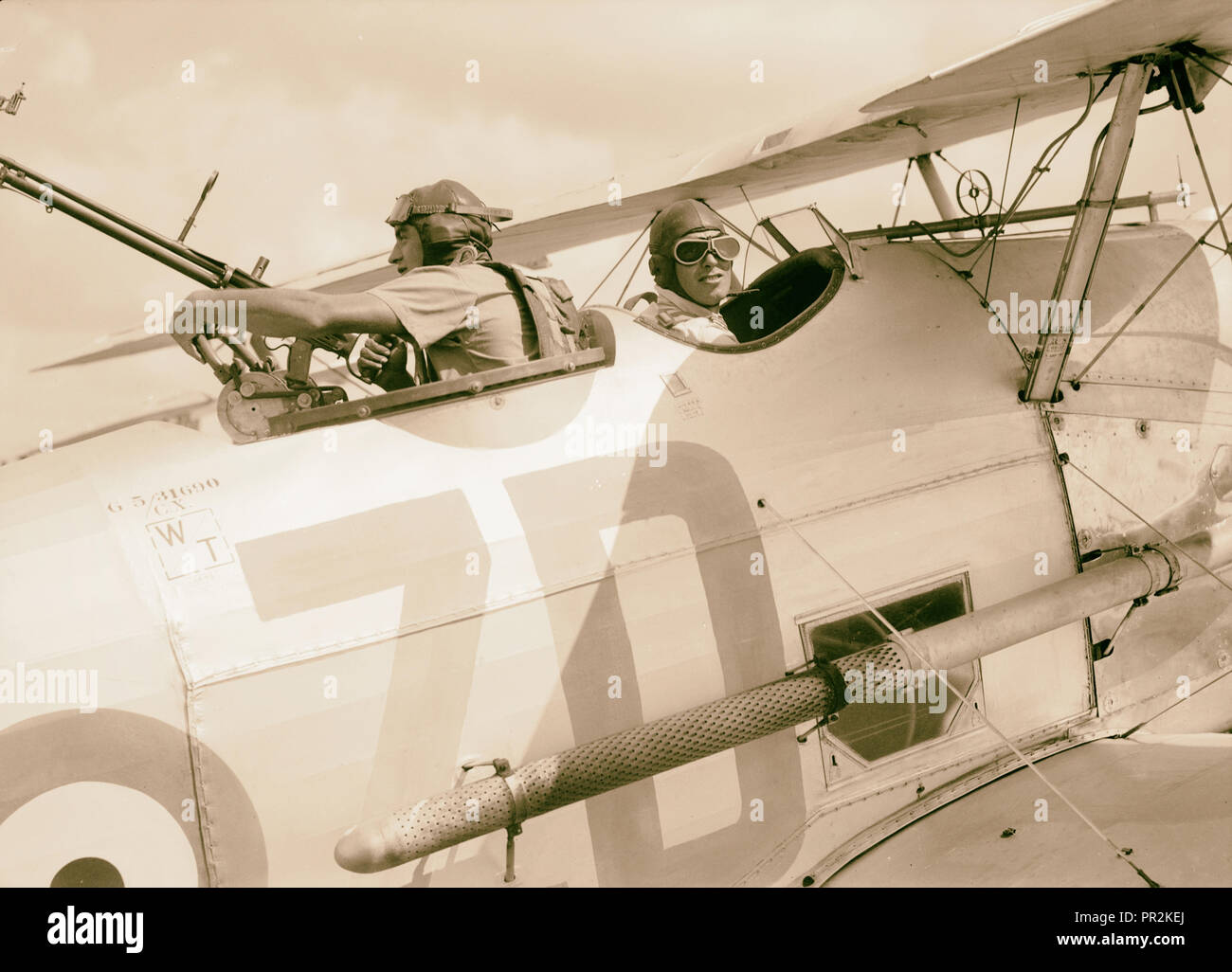 R.A.F. Aktivitäten. In der Nähe von Pilot und gunner [Ramleh Flugplatz]. 1934, Israel, Ramlah Stockfoto