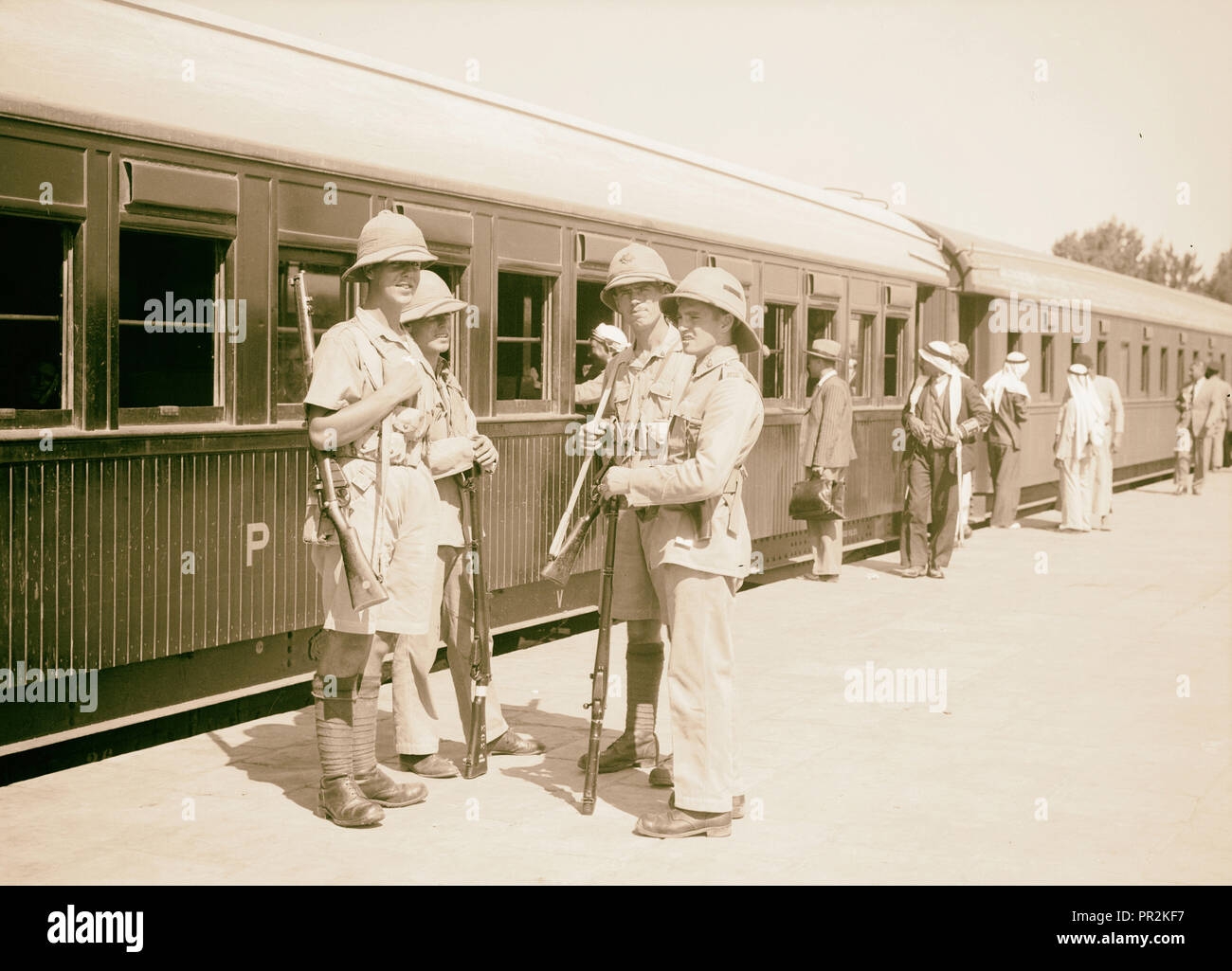 Die kantara Zug über von Lydda Kreuzung mit zahlreichen Truppe wachen an Bord zu starten, Okt. 12, '38, Israel, Lod Stockfoto