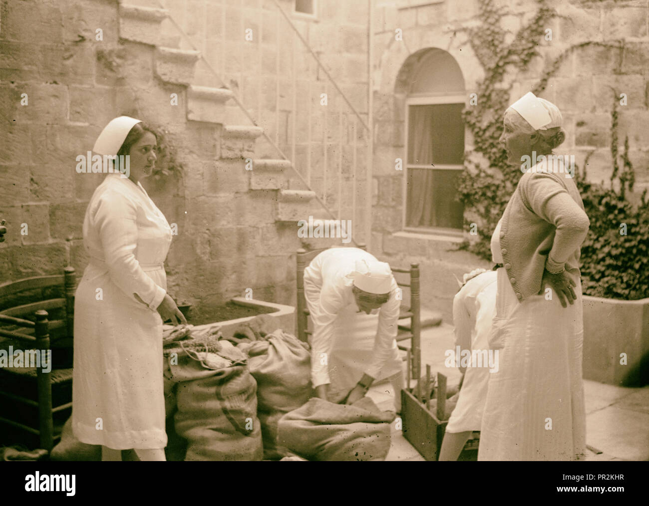 Die Hebung der Belagerung von Jerusalem Hof der Anna Spafford Baby Home Übersicht Frau Vester & Krankenschwestern mit Körben Stockfoto