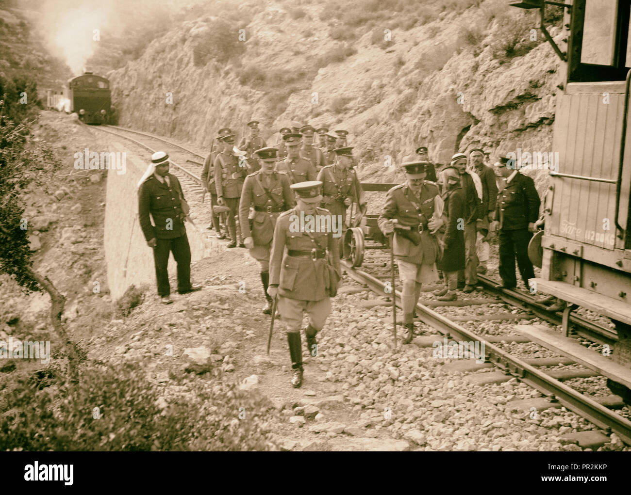 G.O.C. visits umgeworfen Lokomotive auf der Jerusalemer Lydda Eisenbahnlinie Ankunft des G.O.C. am Tatort der Eisenbahn Stockfoto