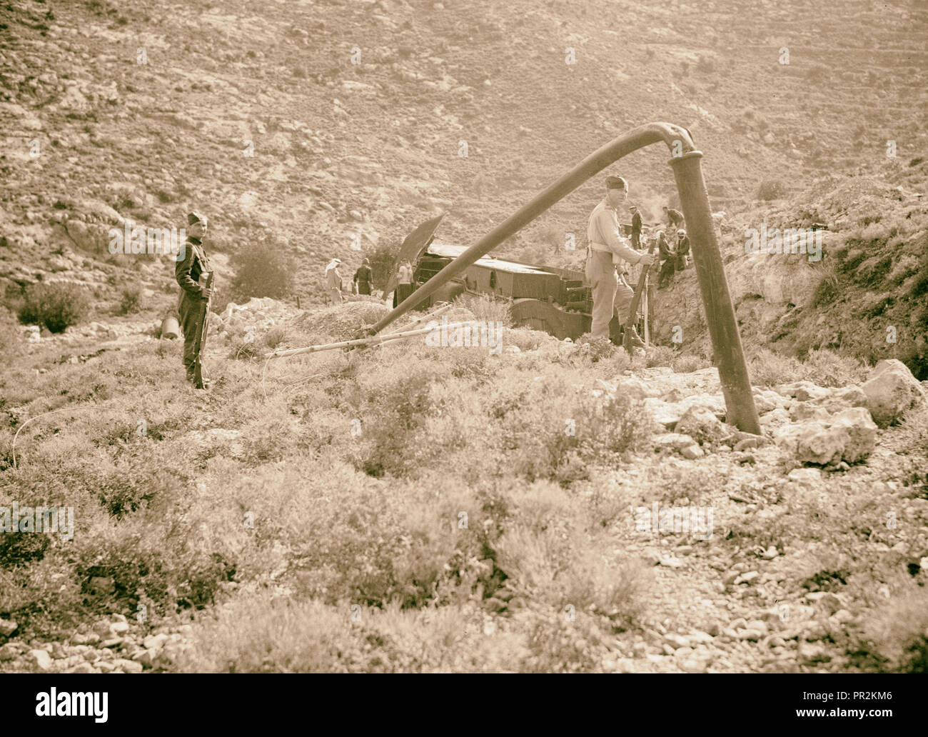 G.O.C. visits umgeworfen Lokomotive auf der Jerusalemer Lydda Eisenbahnlinie das Wrack Szene durch den Bogen Stockfoto