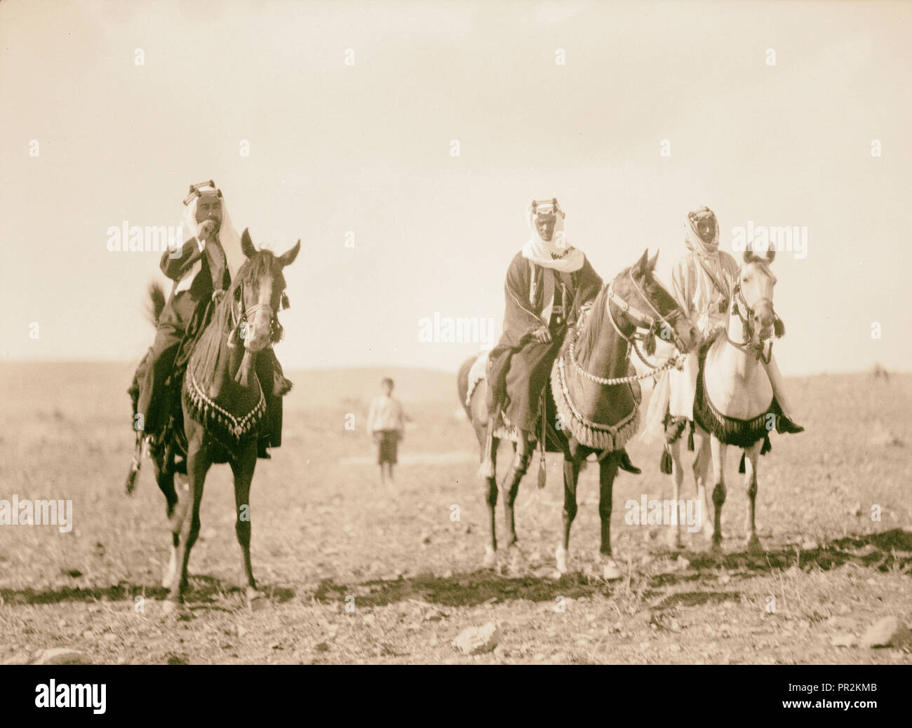 Emir Saud besuchen zu Emir Abdullah in Amman. Der Emir Abdullah auf dem Rücken eines Pferdes mit montierten Betreuer. 1935, Jordanien, Amman Stockfoto Emir Saud besuchen zu Emir Abdullah in Amman. Der Emir Abdullah auf dem Rücken eines Pferdes mit montierten Betreuer. 1935, Jordanien, Amman Stockfoto