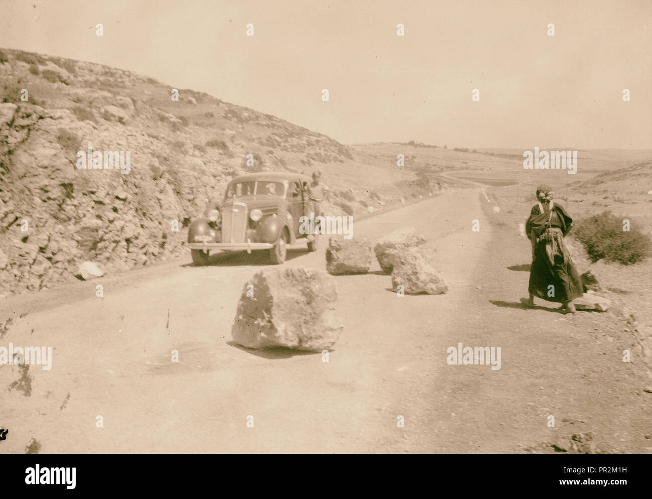 Hebron angegriffen. Große Felsbrocken auf dem Hebron Highway durch arabische Banden als Mittel auf dem Weg zu ruinieren, die polizeiliche und militärische Fahrzeuge platziert Stockfoto