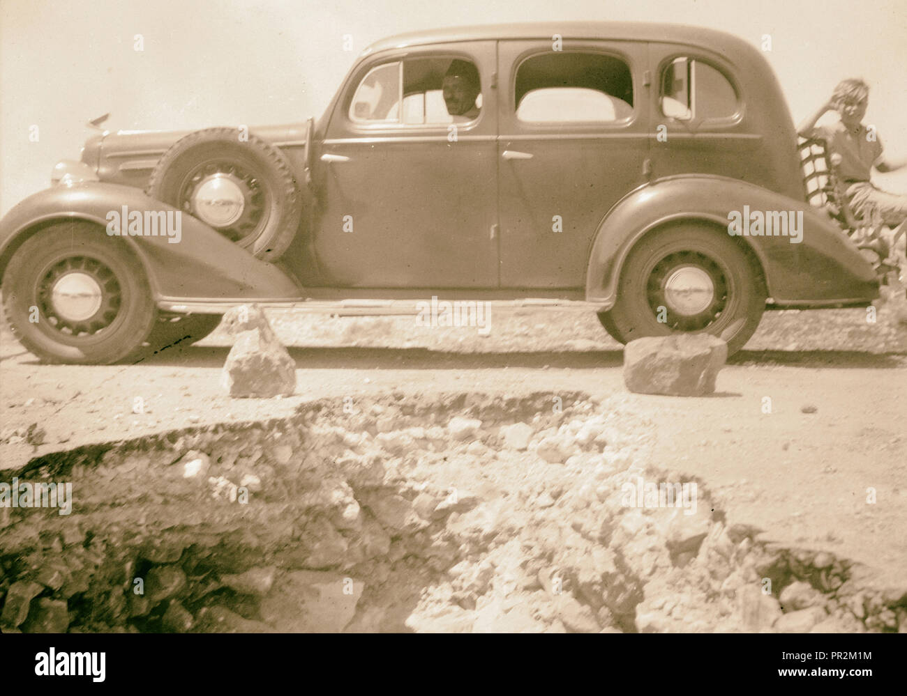 Hebron angegriffen. Große Felsbrocken auf dem Hebron Highway durch arabische Banden als Mittel auf dem Weg zu ruinieren, die polizeiliche und militärische Fahrzeuge platziert Stockfoto