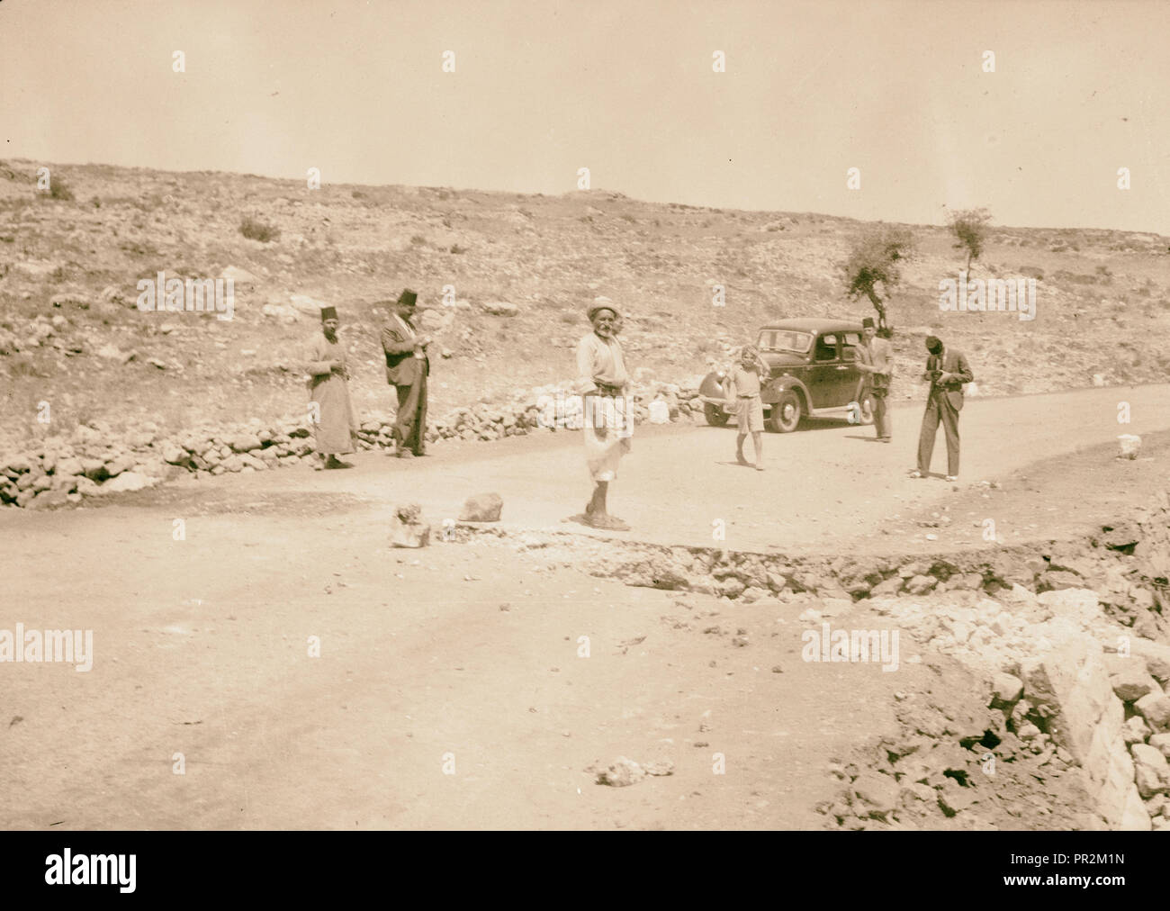 Hebron angegriffen. Große Felsbrocken auf dem Hebron Highway durch arabische Banden als Mittel auf dem Weg zu ruinieren, die polizeiliche und militärische Fahrzeuge platziert Stockfoto