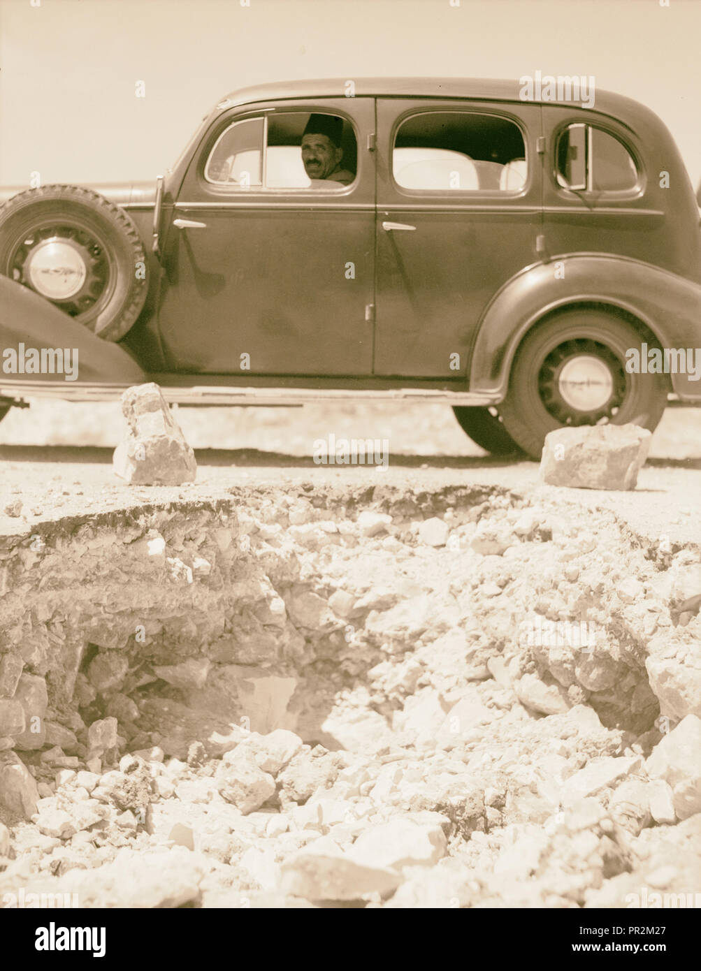Hebron angegriffen. Große Felsbrocken auf dem Hebron Highway durch arabische Banden als Mittel auf dem Weg zu ruinieren, die polizeiliche und militärische Fahrzeuge platziert Stockfoto