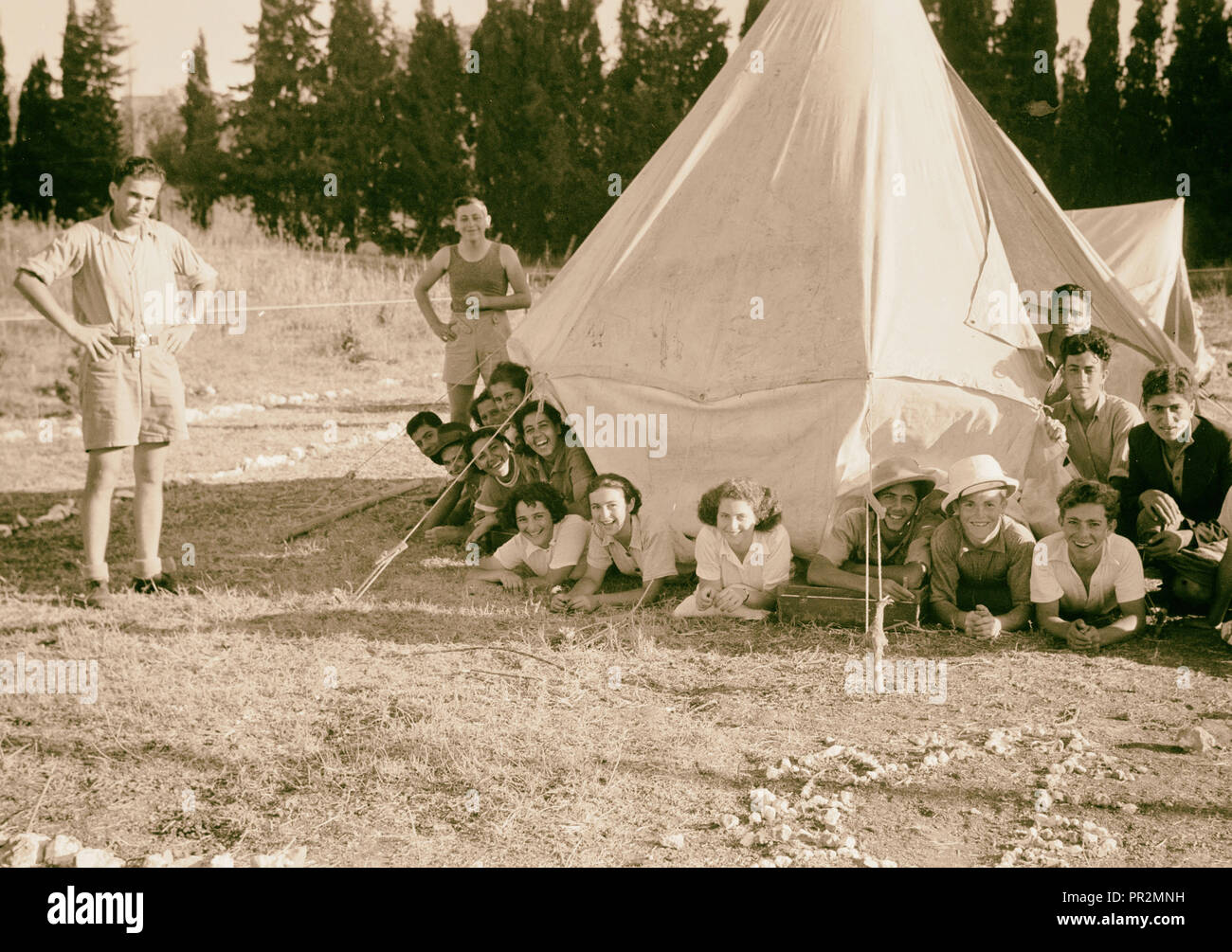 Die vintage Saison Zikh" Ron Ya'aqov, 24. Juli 1939. Die Arbeiter im Lager unter einer Extremität. 1939, Israel, sichron Yaʻaḳov Stockfoto