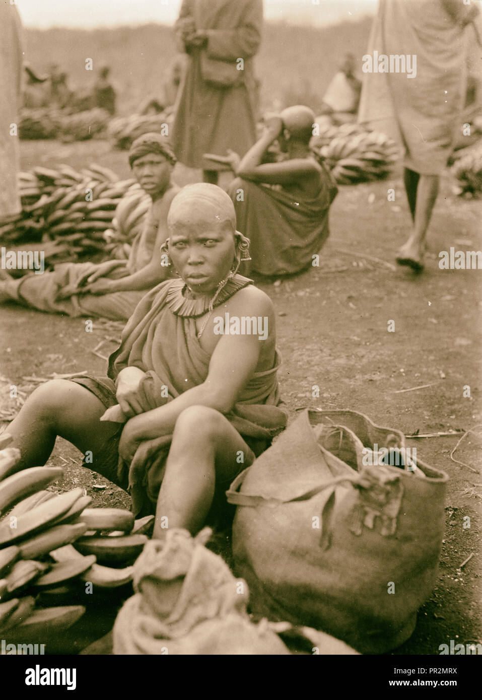 Kenia Kolonie. Caratina. Eine Frau mit dem Kopf durch Tragegurt gerillt. 1936, Kenia, Caratina Stockfoto