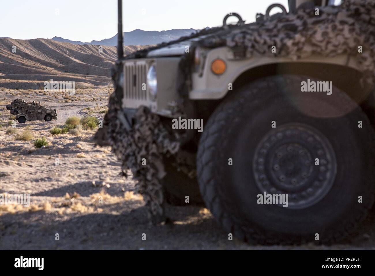 Us-Marines mit kombinierten Anti-Armor Team (CAAT), 1., 1. Marine Regiment, Marine Air Ground Task Force-8 (MAGTF-8) Vorstufe HUMVEEs, bevor ein Tank mechanisierte Angriff Kurs (TMAC) Während der integrierte Ausbildung Übung (ITX) 5-17 in der Marine Corps Air Ground Combat Center, Twentynine Palms, Calif., 28. Juli 2017. Der Zweck von ITX ist eine anspruchsvolle, realistische Umgebung, produziert combat ready"-Kräfte, die als integrierte Magtf zu erstellen. Stockfoto