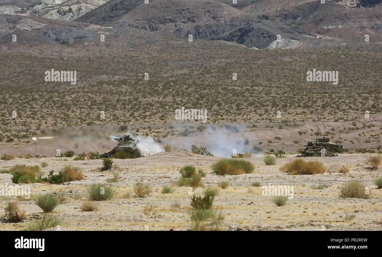 Ein US-Marine Panzerabwehr missileman mit kombinierten Anti-Armor Team, 1.BATAILLON, 1. Marine Regiment, Marine Air Ground Task Force-8 (MAGTF-8) feuert eine BMG-71 E inert TOW missile aus einem HUMVEE auf ein Ziel für eine Mechanisierte Tank Assault Course (TMAC) Während der integrierte Ausbildung Übung (ITX) 5-17 in der Marine Corps Air Ground Combat Center, Twentynine Palms, Calif., 28. Juli 2017. Der Zweck von ITX ist eine anspruchsvolle, realistische Umgebung, produziert combat ready"-Kräfte, die als integrierte Magtf zu erstellen. Stockfoto