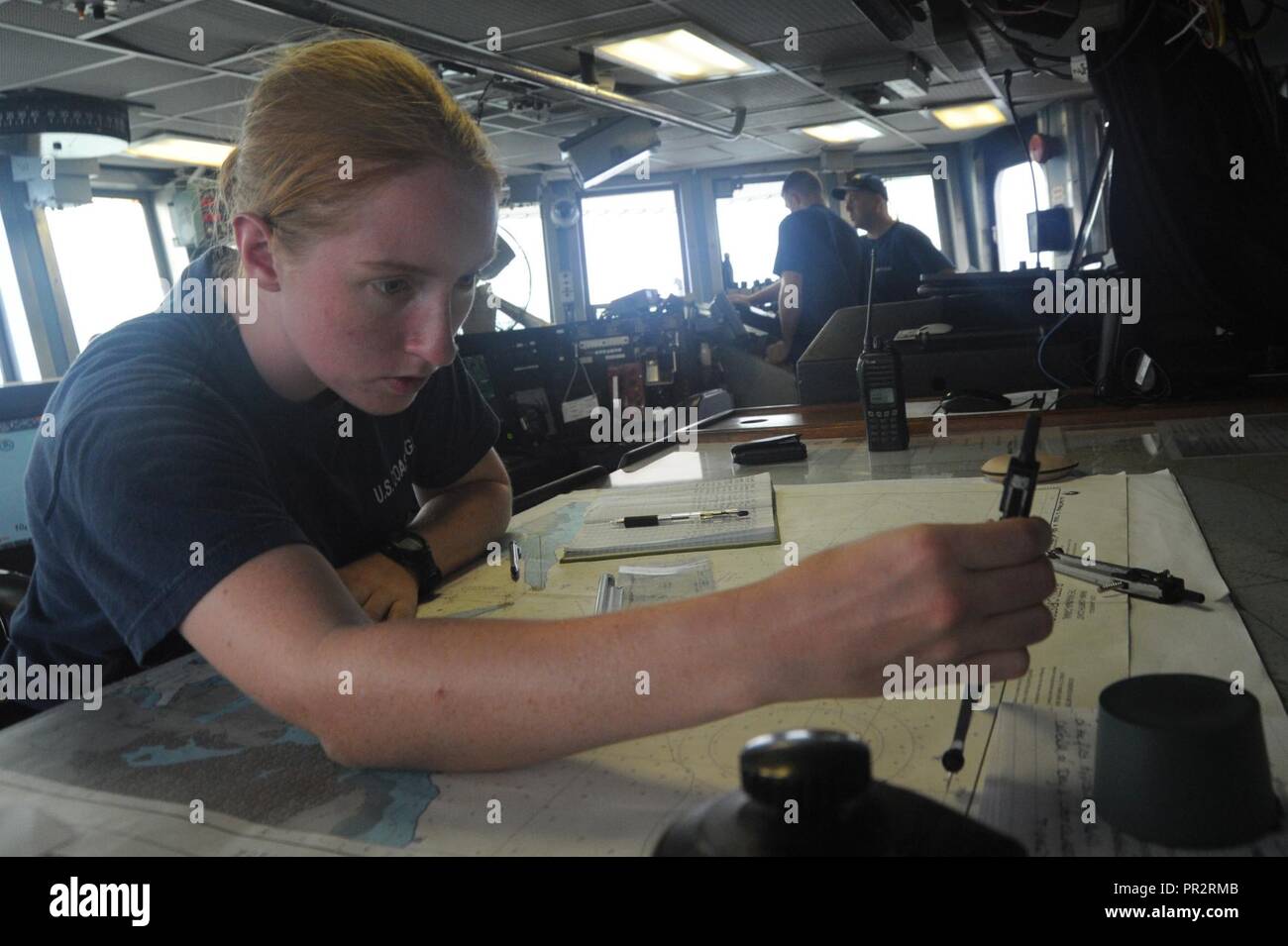 Coast Guard Seaman Melissa McKay Plots einen Punkt auf der Karte, auf der Brücke der Coast Guard Cutter Tampa, Colón, Panama, 28. Juli 2017. Das Tampa, eine 270-Fuß-medium endurance Cutter in Portsmouth, Virginia. homeported, war auf dem Weg zum östlichen Pazifik für eine Patrouille. Küstenwache Stockfoto