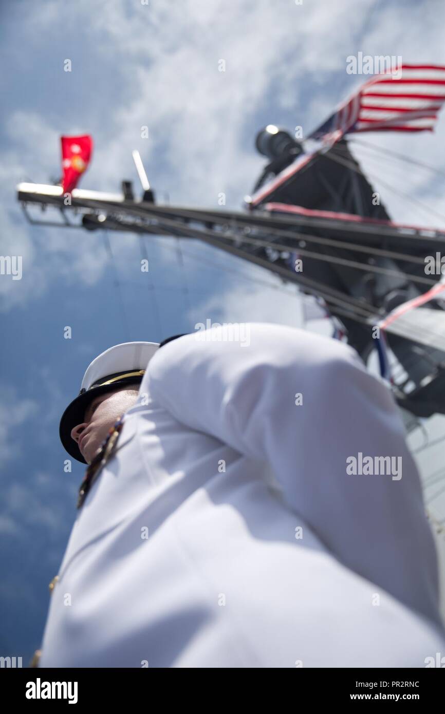 Lieutenant Ian Lange, Streik Offizier an Bord der USS Rafael Peralta (DDG115) steht an Aufmerksamkeit entlang der Schienen während der Inbetriebnahme Zeremonie für das Schiff bei Naval Base Coronado am 29. Juli 2017. Das Schiff ist zu Ehren des Navy Cross Empfänger Sgt benannt. Rafael Peralta, die während der Operation Phantom Fury getötet wurde. ( Stockfoto