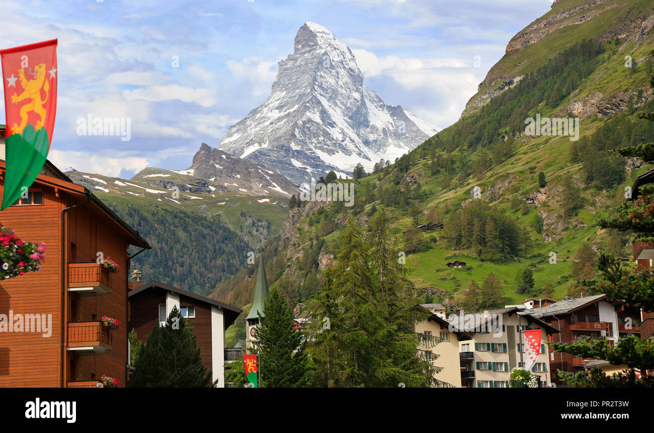 Zermatt Hotels, Kirche Turm mit dem Matterhorn im Hintergrund Stockfoto