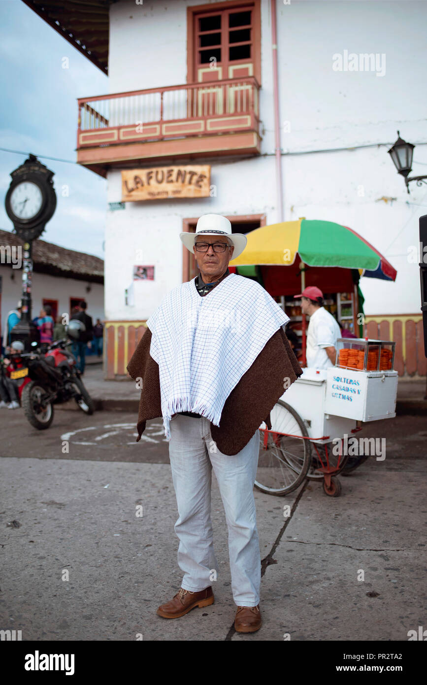 Voller Körper Porträt einer nativen Mann mit kolumbianischen Poncho 'ruana" und sombrero Hut. Nur für den redaktionellen Gebrauch bestimmt. Salento, Kolumbien. Sep 2018 Stockfoto