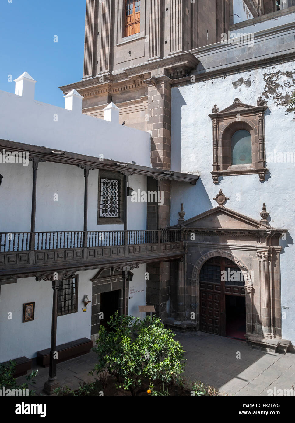 Blick auf den Patio de Los Naranjos, dem Hof der Orangenbäume, in die Kathedrale Santa Ana in Las Palmas de Gran Canaria Stockfoto
