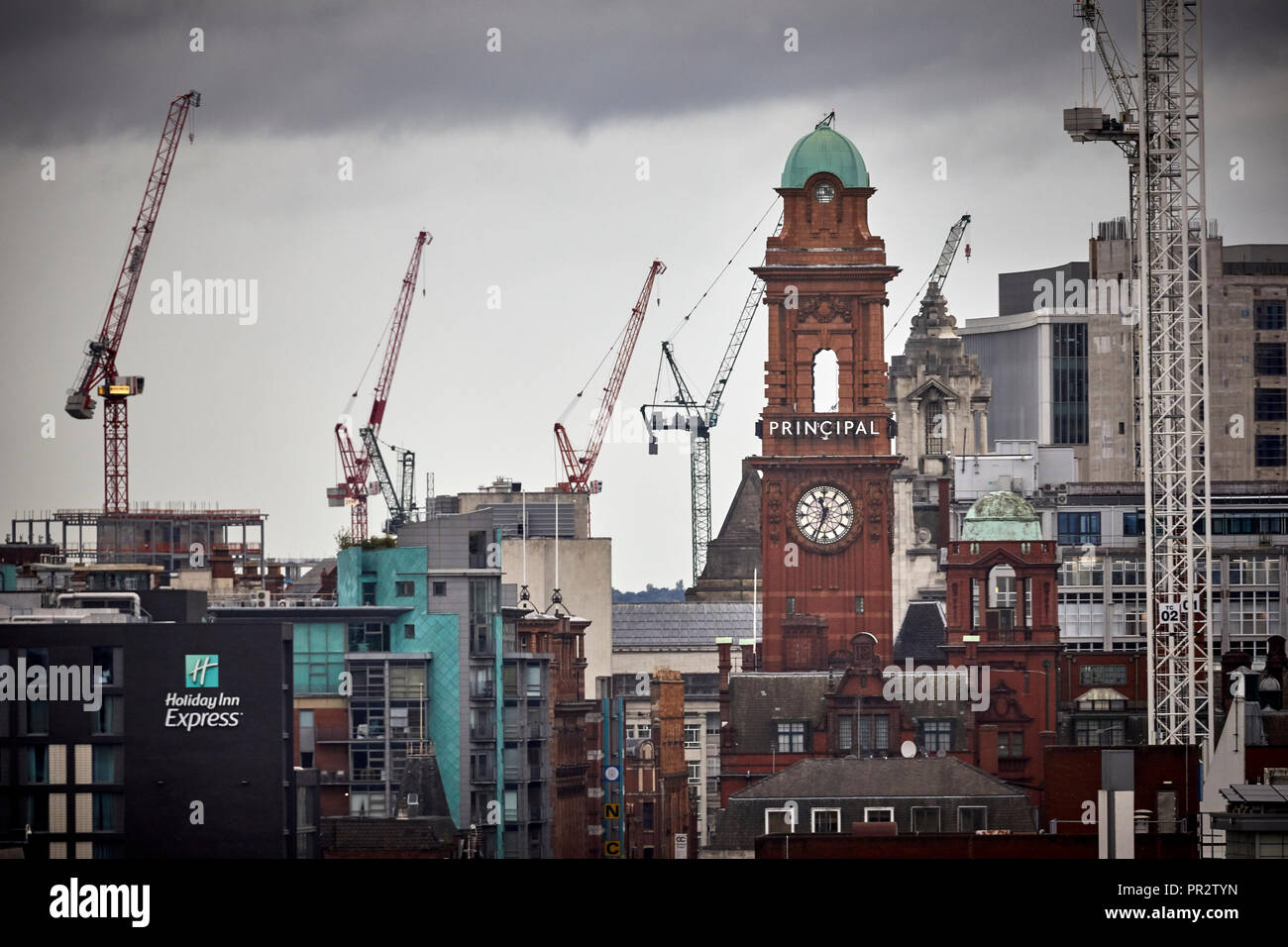 Viele Turmdrehkrane auf die Skyline des Stadtzentrums von Manchester mit Principal Hotel Tower clock Stockfoto