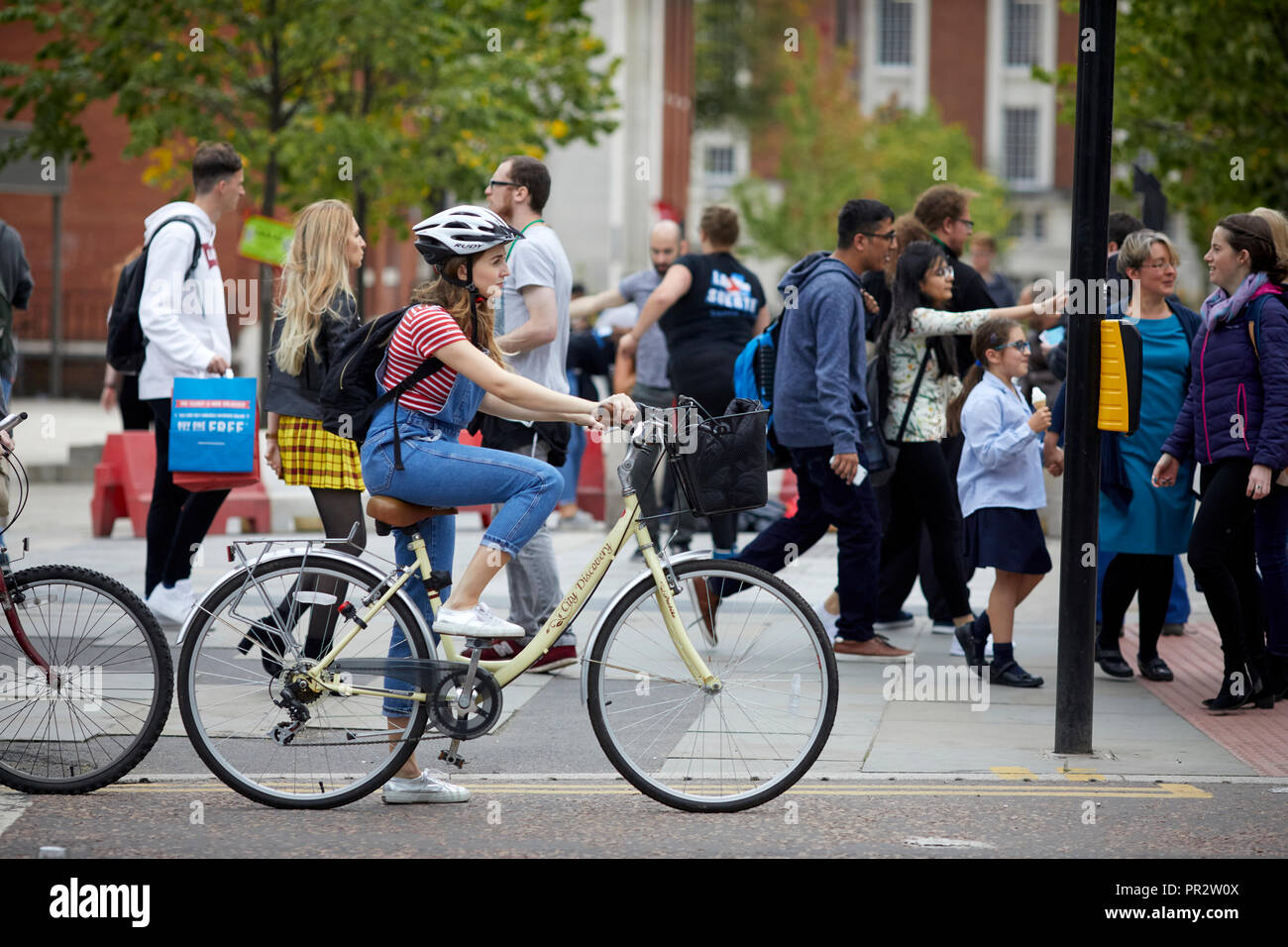 Manchester Oxford Road Radweg, lady Radfahrer bei Rot warten Stockfoto