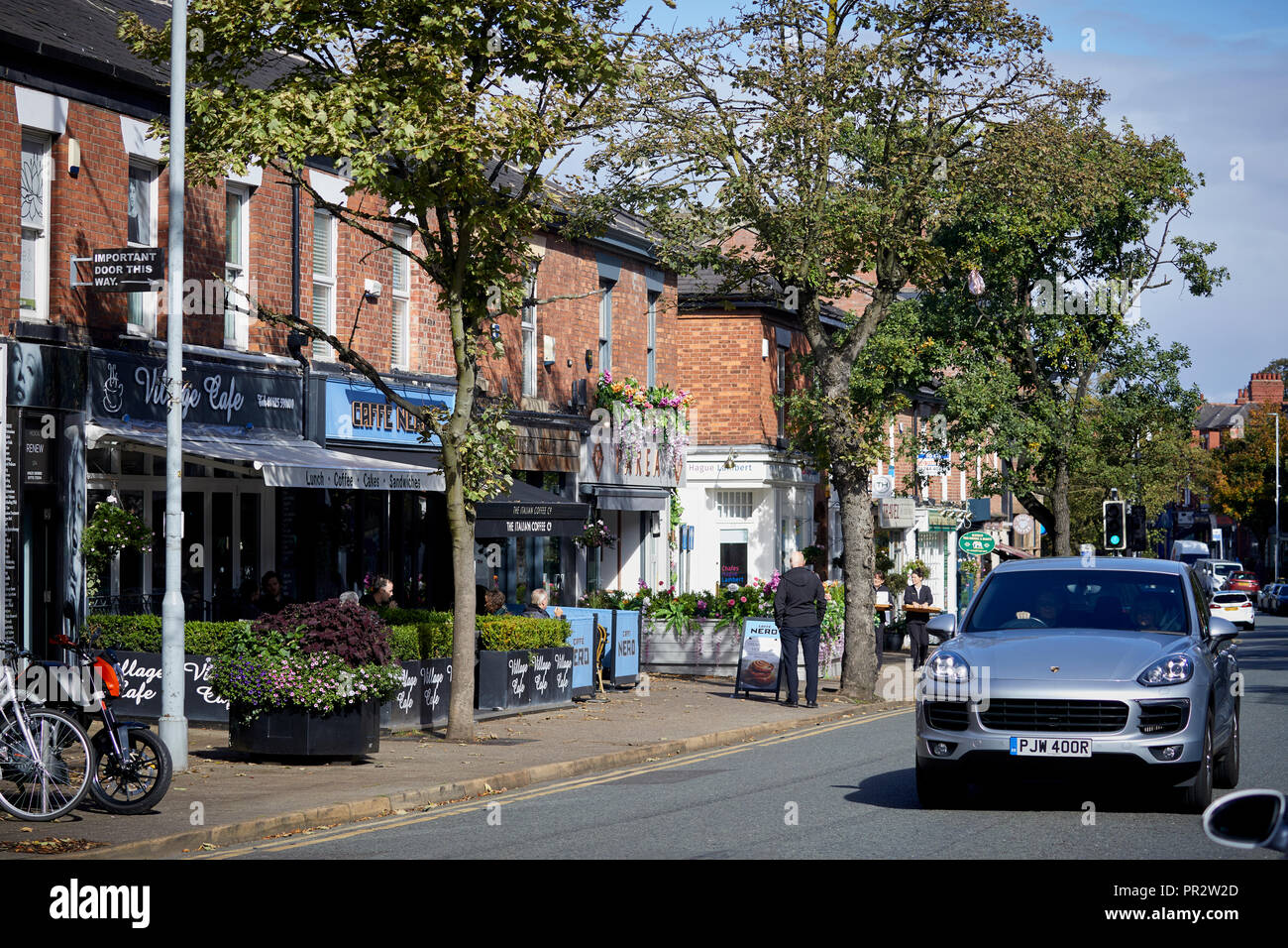 Alderley Edge, Cheshire, England. Coffee Bars im Dorf auf der London Road Stockfoto