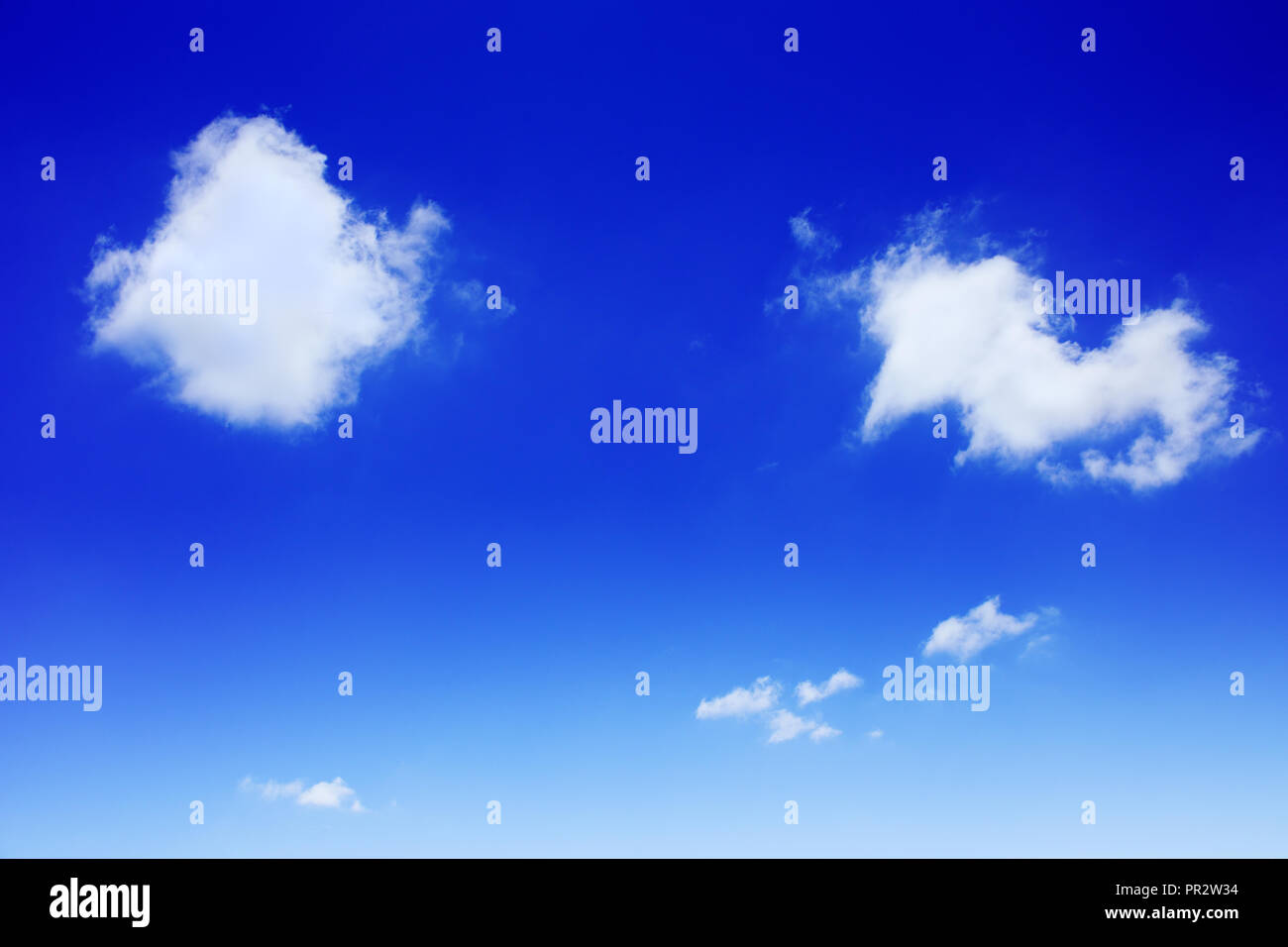 Cloudscape - Blauer Himmel und weiße Wolken Stockfoto