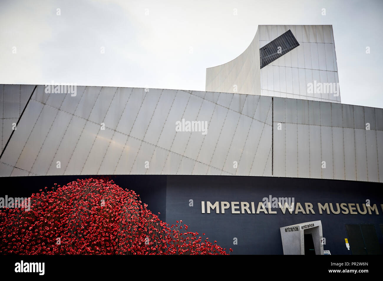 IWMN Wave cascade mehrere Tausend handgefertigte Keramik Mohnblumen Skulpturen des Künstlers Paul Cummins und Designer Tom Piper im Imperial War Museum North Stockfoto