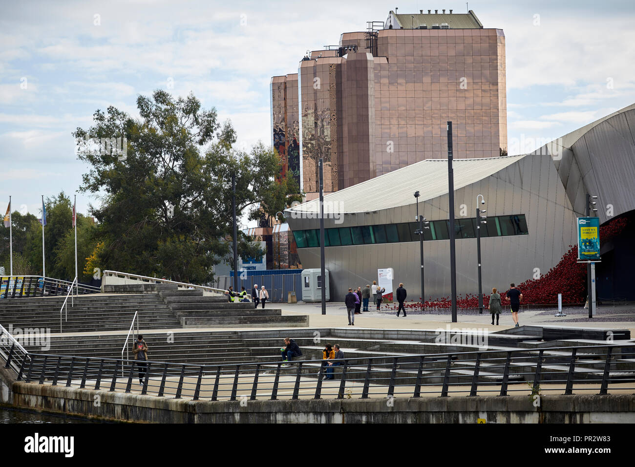 IWMN Wave cascade mehrere Tausend handgefertigte Keramik Mohnblumen Skulpturen des Künstlers Paul Cummins und Designer Tom Piper im Imperial War Museum North Stockfoto