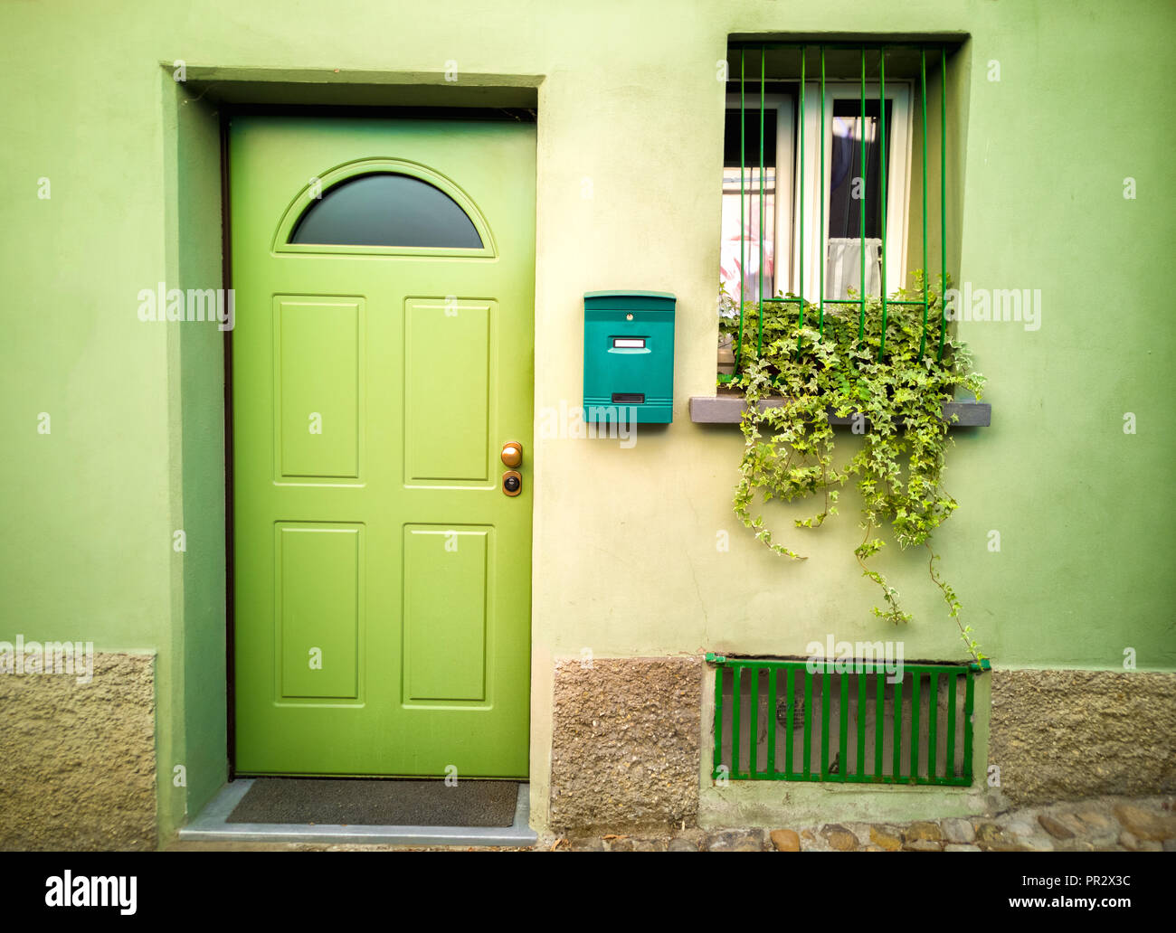 Green House Tür - Umweltfreundliche nachhaltige Architektur ökologisch nachhaltige Gebäude Stockfoto