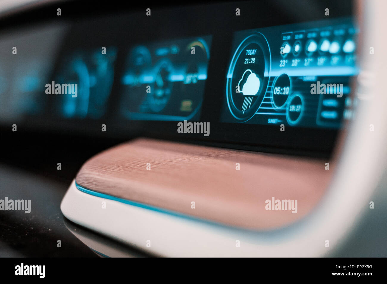 Holz und led-Interface Design. Futuristische Control Panel und Dashboard, Details von einem neuen Konzept für Yacht und Schiff Navigation. GPS-Systeme. Stockfoto