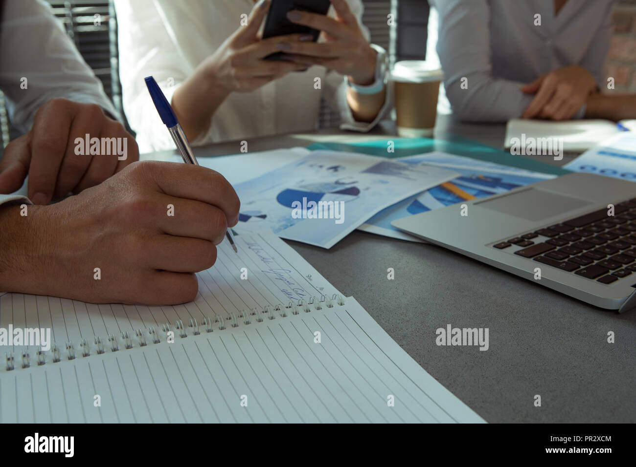 Executive schreiben auf Tagebuch auf dem Tisch im Büro Stockfoto
