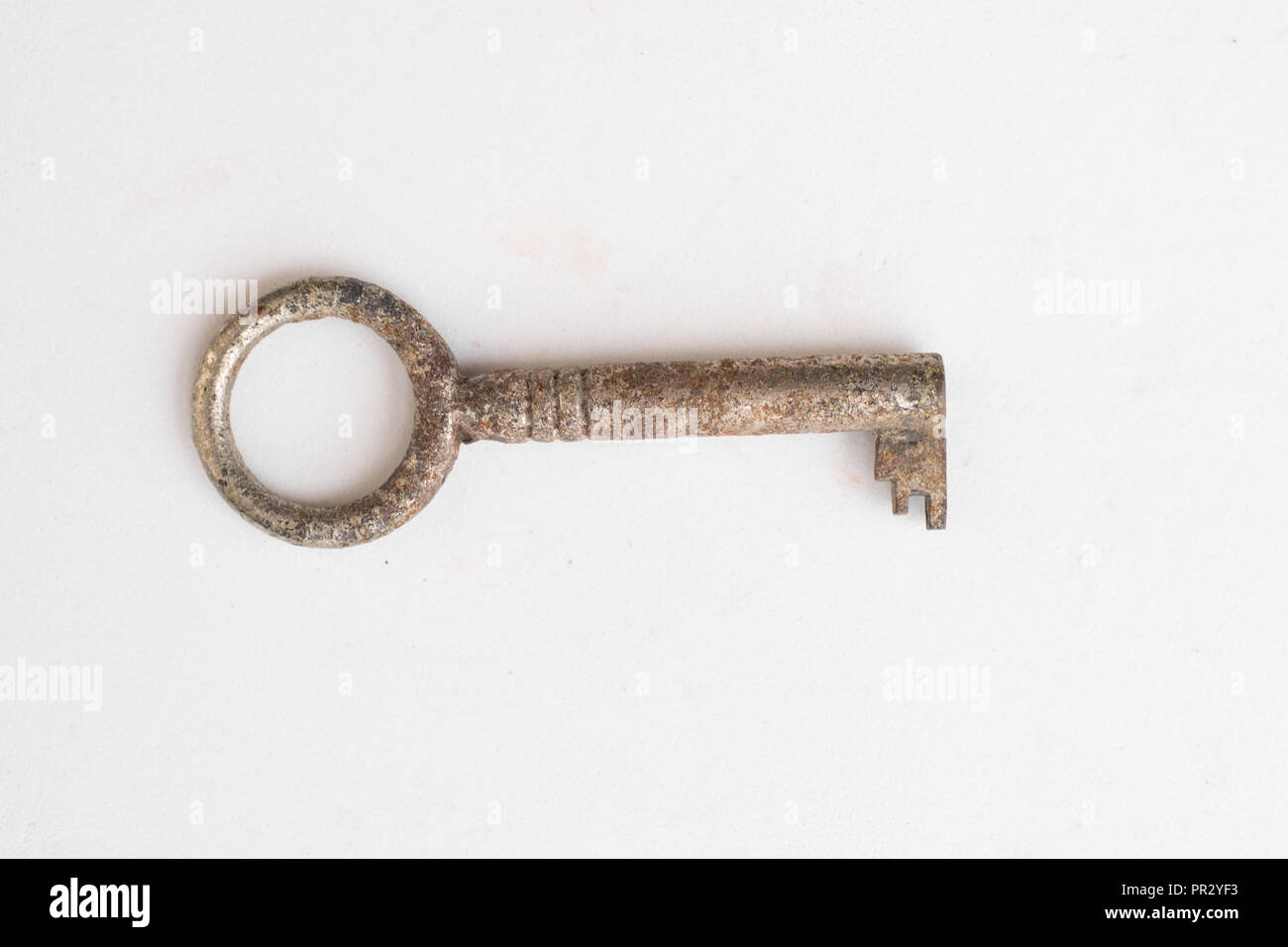 Alten rostigen Schlüssel auf weißem Hintergrund -- Stockfoto