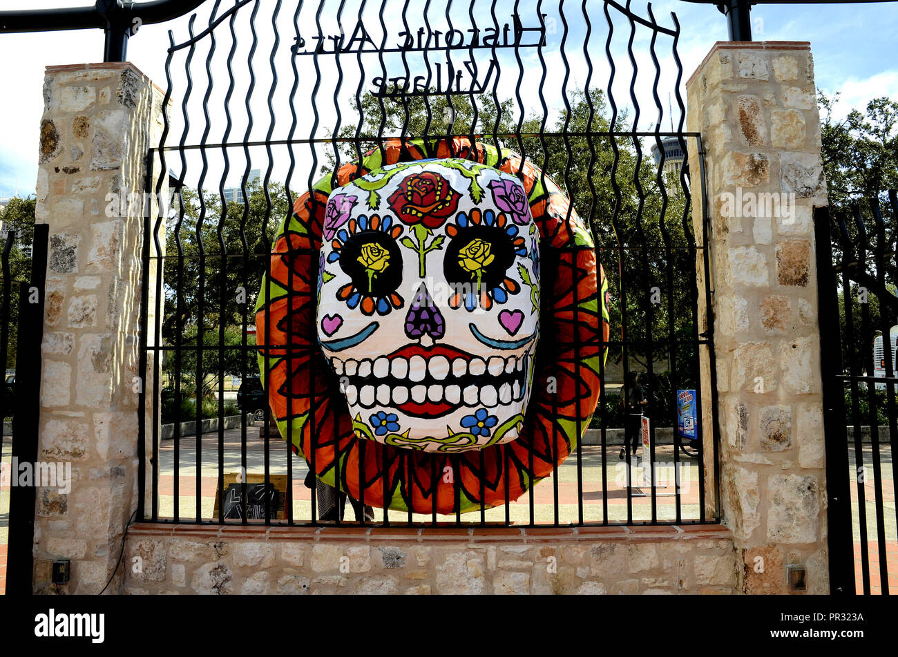 Schädel auf La Villita Tor; Tag der Toten Feier in San Antonio, Texas, USA; Oktober 2017. Stockfoto