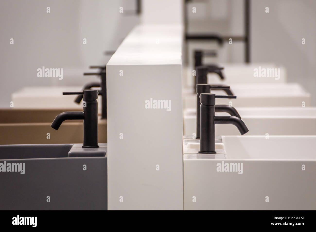 Zeile der modernen Chrom Armaturen und Waschbecken aus Keramik Stockfoto